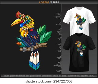 Farbige Hornbil-Vogelarten Mandala Art einzeln auf schwarz-weißem T-Shirt.