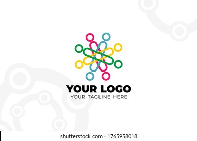 Plantilla De Logo De Trabajo En Equipo Colorido Aislado. En la gente moldea el concepto de diseño para su equipo de negocios, trabajador de la empresa, grupo social, evento de colaboración y muchos más