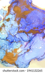 Tinta líquida colorida, fondo abstracto sobre blanco