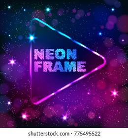 Flecha de neón colorida, marco triangular sobre fondo de estrella oscura, ilustración abstracta vectorial.