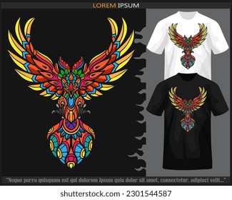 Farbige Phoenix Vogel mandala Kunst einzeln auf schwarz-weißem T-Shirt.