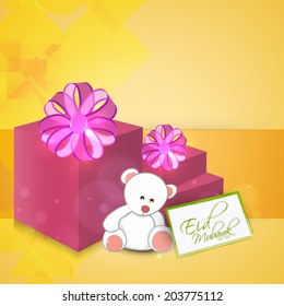Farbige rosa Geschenkbox und Teddybär auf gelbem Hintergrund für das muslimische Community Festival Eid Mubarak Feiern. 