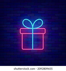 Presente colorido con icono de neón arco. Caja de regalo. Feliz cumpleaños. Banner de efecto luminoso exterior. Diseño de celebración de vacaciones en la pared de ladrillo. Etiqueta luminosa. Trazo editable. Ilustración de material vectorial