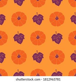 Farbige Kürbis mit Blättern auf orangefarbenem Hintergrund. Nahtloses Vektormuster. Cute Herbstillustrationen für Feriendekorationen, Festkarten, Banner, Umschläge, Drucke, Stoffe, thematische Textilien