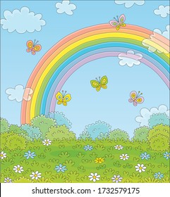 Farbenfroher Regenbogen im blauen Himmel mit kleinen Wolken und fröhlichen Schmetterlingen, die an einem schönen Sommertag nach warmem Regen über ein grünes Feld mit schönen Blumen schlüpfen, Vektorkarikarikatur