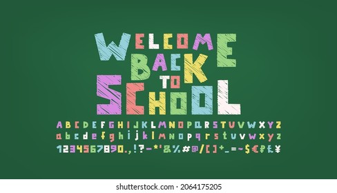 Colorido tipo de letra de tiza escolar, letras cuadradas y números. Texto multicolor Bienvenido de vuelta a pizarra verde, plantilla de banner vector