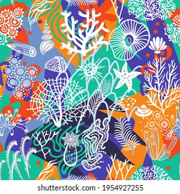 Colorful sea nautical seamless pattern. Collage. Contour drawing. Trendy flat doodle background with abstract organic shapes and marine plants. 
