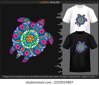 Farbige Meeresschildkröte Mandala Art einzeln auf schwarz-weißem T-Shirt.