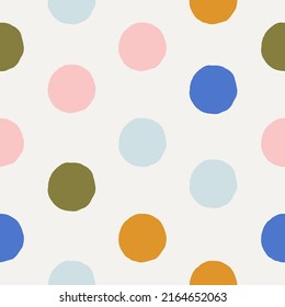 Patrón ininterrumpido colorido con puntos dibujados a mano. Estilo lindo.
Ideal para el diseño de tejidos, cubiertas para portátiles, fondos.
Ilustración vectorial.