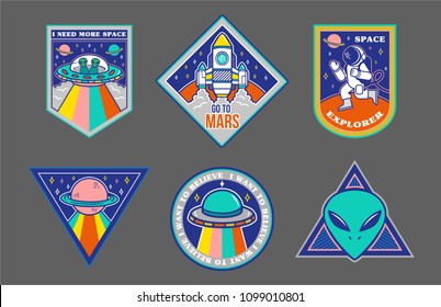 Los coloridos íconos con parches pegatinas en el espacio de temas exploran el alienígena para astronauta de marcas de naves espaciales. Moderno logo de mascota de estilo vectorial impreso a la moda para el afiche de la camiseta de la ropa camiseta.