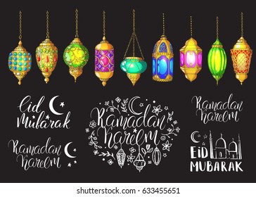 lanternes arabes brillantes et inscriptions de calligraphie manuscrites: Ramadan Kareem et Aïd Moubarak. Mosquée dessinée à la main, croissant, fleurs. Arrière-plan vectoriel de fête islamique. Brosse le lettrage. 
