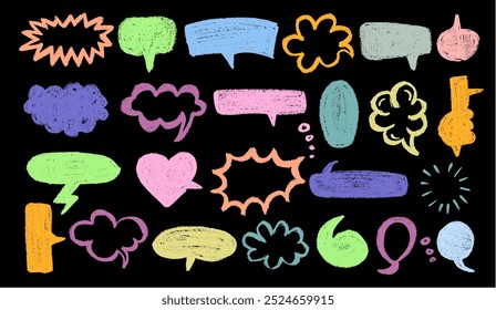 Conjunto de doodle de bolhas de fala coloridas, puxado à mão do lápis de carvão vegetal. Quadros de comunicação, balões de fala cômicos.