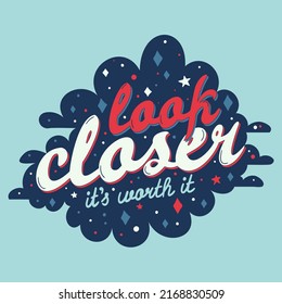 Afiche cuadrado colorido. Una plantilla elegante para impresiones gráficas sobre telas o camisetas. Antecedentes dibujados a mano. Ilustración con inscripción. Mírate más de cerca, vale la pena.