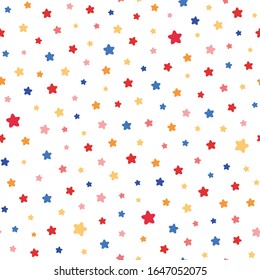 Las estrellas coloridas confetti sin fisuras. Los niños diseñan estampado. Repetición aleatoria. Estrellas caprichosas sobre fondo blanco. Sencillo estilo bebé. Neutralidad de género. Diseño lúdico para papel textil o de envoltura.