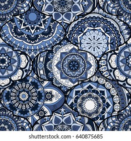 Las baldosas coloridas tienen un patrón impecable. Antecedentes de Mandala. Ornamento de flores abstracto. Papel de paredes floridas, mobiliario, estampado textil, tela hippie. Decoración romántica a partir de elementos de diseño de tejido.