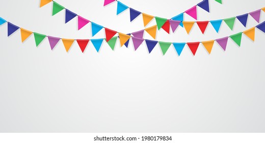 Triángulo colorido colgando banderas Garlands en fondo blanco. Elementos decorativos para la fiesta de cumpleaños, festivales, vacaciones Aisladas.