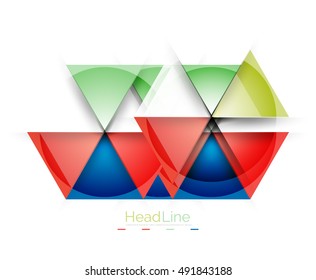 Triángulos coloridos sobre fondo blanco. Plantilla de banner geométrico moderna con espacio de copia