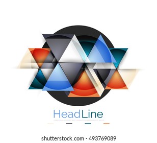 Triángulos coloridos sobre fondo blanco. Plantilla de banner geométrico moderna con espacio de copia
