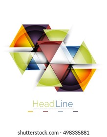 Triángulos coloridos sobre fondo blanco. Plantilla de banner geométrico moderna con espacio de copia