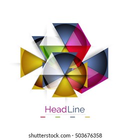 Triángulos coloridos sobre fondo blanco. Plantilla de banner geométrico moderna con espacio de copia