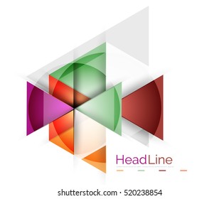 Triángulos coloridos sobre fondo blanco. Plantilla de banner geométrico moderna con espacio de copia