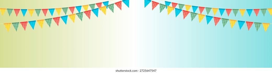  Bunte dreieckige bunte Fahnen, die auf einem Farbverlauf-Hintergrund aus Grün, Weiß und Blau aufgereiht sind und auf eine festliche Feier hindeuten
