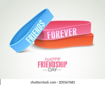 Farbige Armbänder mit Text Friends Forever auf grauem Hintergrund anlässlich der Feierlichkeiten zum Tag der Freundschaft. 