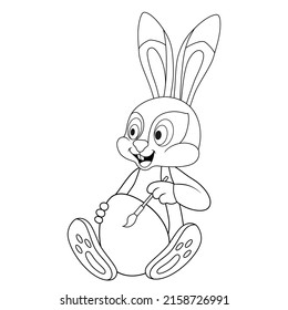 Caricatura incolora sonriendo Hare sentada y pintando el cepillo huevo de Pascua. Colorido de la página. Plantilla de libro coloreado Conejo de Pascua para niños. Hoja de trabajo de práctica o página Anti-estrés. Esbozar juego educativo.