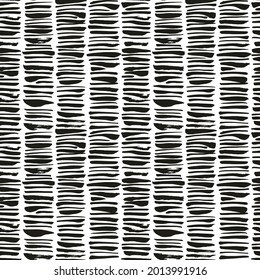 Columnas con líneas negras cortas. Patrón sin inconvenientes con rayas y trazos de pincel. Los puntos negros sobre fondo blanco. Dura frotis y pinceles cortos. Textura grunge pintada a mano. Diseño moderno 
