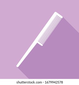 Signo de peine. Icono blanco con una larga sombra en fondo morado.  Ilustración.
