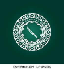 icono de cuchillo de combate dentro del emblema de pizarra en tablero negro. 