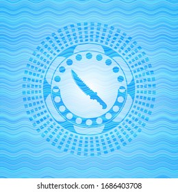 Icono de cuchillo de combate dentro del emblema del concepto de agua.