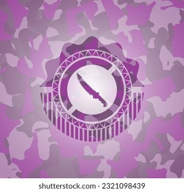 icono del cuchillo de combate sobre textura de camuflaje rosa y morado. 