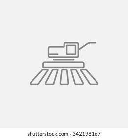 Combina el icono de la línea de cosechadora para web, móvil e infografía. Icono vector de gris oscuro aislado en fondo gris claro.