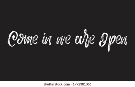 vamos estamos abiertos Chalk white text lettering retro typography y Calligraphy frase aislada en el fondo negro  