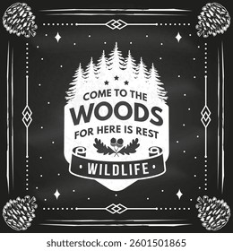 Kommen Sie in den Wald für hier ist Rest-Logo, Badge-Design. Konzept für Hemd oder Logo, Print, Stempel oder T-Shirt mit Nadelwald, Eichenblatt und Eicheln. Wald Outdoor-Abenteuer auf der Tafel. Vektorgrafik