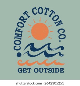  Confort Coton Co. Création graphique de coucher de soleil extérieure.
Logo de marque en coton de style rétro avec vague océan et coucher de soleil, idéal pour les vêtements d'extérieur et la marque sur le thème de la nature.