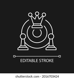 Icono lineal blanco de estrategia común para el tema oscuro. Objetivos colectivos. Plan para el desarrollo empresarial. Ilustración personalizable de línea delgada. Símbolo de contorno vectorial aislado para el modo nocturno. Trazo editable