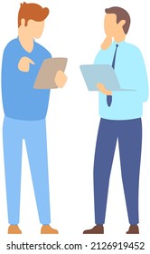 Kommunikation von Büromitarbeitern. Männer, die mit digitalen Tabletten stehen und reden. Kolleginnen und Kollegen, Geschäftsleute, die Arbeit diskutieren, Strategie. Partner, Unternehmensanstellerversammlung, Brainstorming männlicher Charaktere