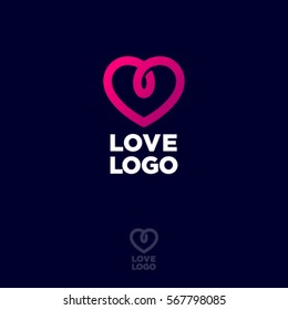 Logo de comunicación o chat. emblema de la conferencia. Icono de joyería.
Las letras y el corazón decorativo sobre un fondo oscuro.
