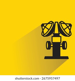 Icono de la torre de comunicación sobre fondo amarillo