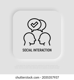 Comunicación y comprensión entre sí icono de línea delgada, dos siluetas de cabezas con burbujas de habla con marca de verificación. Interacción social. Ilustración vectorial moderna.