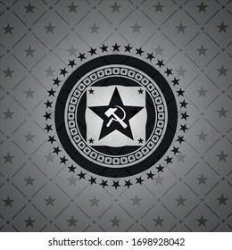 icono del comunismo dentro de una placa o emblema oscuro