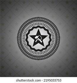 icono del comunismo dentro de una placa o emblema oscuro. 