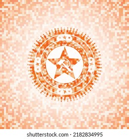 icono del comunismo dentro del emblema del mosaico naranja. 