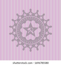 icono del comunismo dentro del emblema rosado