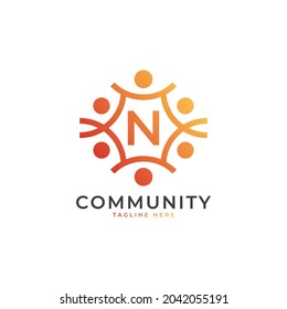 Logo De La Carta Inicial Comunitaria N Conectando Personas. Forma Geométrica Colorida. Elemento de plantilla de diseño de logotipo de vectores planos.