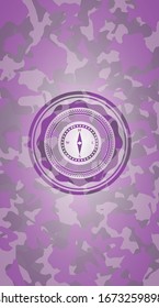icono de brújula dentro de la textura de camuflaje rosa y púrpura