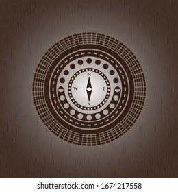 icono de brújula dentro del emblema de madera de estilo retro