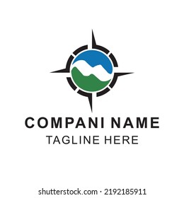 logotipo de brújula con fondo natural